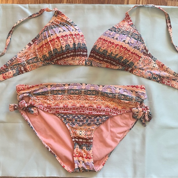 Fun pattered bikini. Like new condition. Not sure of brand - Picture 1 of 3